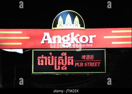 Beleuchteter dreisprachiger Angkor Beer Torbogen am Anfang der 'Pub Street', Ochheuteal Beach, Sihanoukville, Kampong Som, Kambodscha. © Kraig Lieb Stockfoto