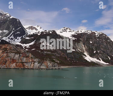 Robuste mountain Küste mit schönen Rost farbigen Farbtöne im Rock Glacier Bay National Park Stockfoto