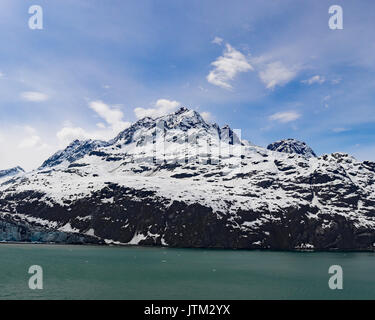 Berglandschaft mit Lamplugh Gletscher gegen den blauen Himmel mit dünnen Wolken Stockfoto