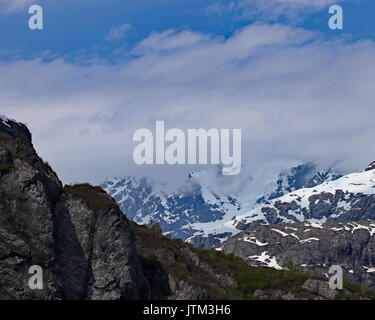 Niedrig hängenden Wolken über robuste Alaska Berge Stockfoto