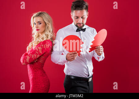 Frau, die mit gebrochenen Herzen Stockfoto