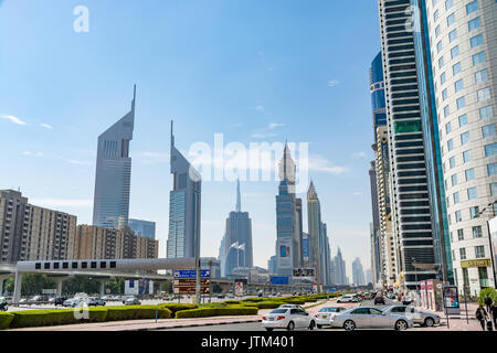 Dubai, Vereinigte Arabische Emirate - Februar 8, 2017 - Blick auf die Hochhäuser an der Sheikh Zayed Road - einschließlich der Emirates Towers Dubai und Internation Stockfoto