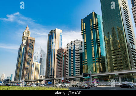 Blick auf die Hochhäuser an der Sheikh Zayed Road, Dubai International Financial Centre, Dubai, Vereinigte Arabische Emirate Stockfoto