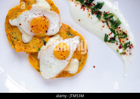 Kürbis Pfannkuchen mit wachteleier Joghurt und Petersilie. Lecker morgen Farbe essen. Gesundes Frühstück mit Eiern. Stockfoto