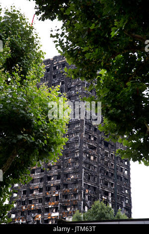 Grenfell Turm, West London. Folgen der Tragödie. Der ausgebrannte Gehäuse Tower Stockfoto