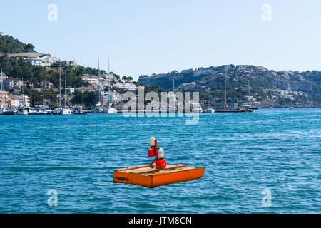 Ponton, schwimmende Plattform in der Bucht von Port Andratx Mallorca Balearen Spanien. Stockfoto