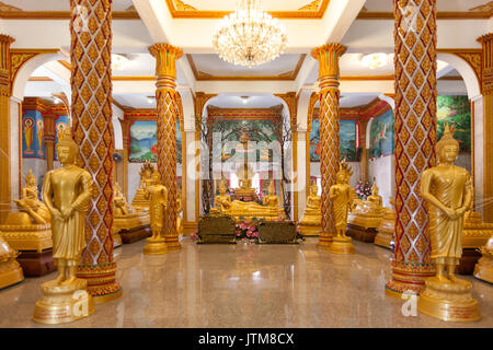 Vergoldete stehenden, sitzenden und Liegenden Buddha Statuen im Viharn Halle in Wat Chalong Tempel in Phuket, Thailand Stockfoto