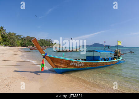 Traditionelle Longtail Boote vertäut am Rawai Beach, Phuket, Thailand Stockfoto