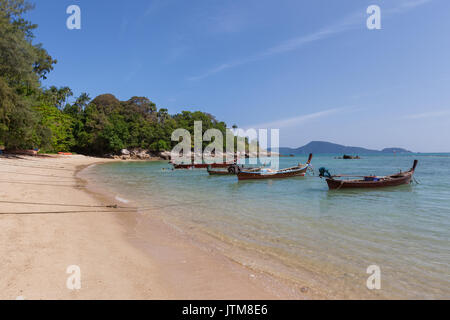 Traditionelle Longtail Boote vertäut am Rawai Beach, Phuket, Thailand Stockfoto