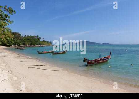 Traditionelle Longtail Boote vertäut am Rawai Beach, Phuket, Thailand Stockfoto