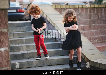 Junge und Mädchen schüchtern auf Datum Stockfoto