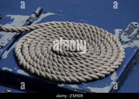 Überschlagschutz auf einem Boot in einer Marina Stockfoto