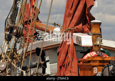 Ein traditionelles Segelschiff Ursula Cowes Week thames Barge Red Sails und alle Holzkonstruktion mit Seilen Blocks und tackles Rigging hölzernen Balken Stockfoto