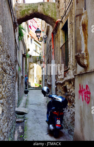 Malerische Gasse interessant, zu erforschen, schwer zu fahren, Stadt Somma Vesuviana am Rande von Neapel, Italien Stockfoto