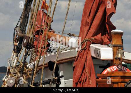 Ein traditionelles Segelschiff Ursula Cowes Week thames Barge Red Sails und alle Holzkonstruktion mit Seilen Blocks und tackles Rigging hölzernen Balken Stockfoto