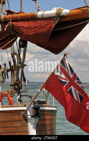 Ein traditionelles Segelschiff Ursula Cowes Week thames Barge Red Sails und alle Holzkonstruktion mit Seilen Blocks und tackles Rigging hölzernen Balken Stockfoto