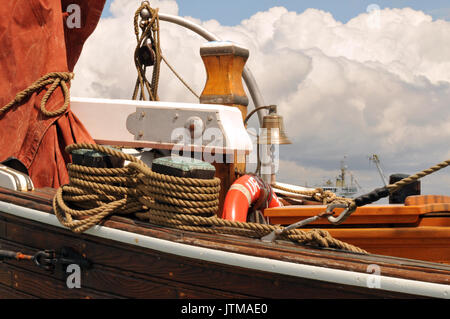 Ein traditionelles Segelschiff Ursula Cowes Week thames Barge Red Sails und alle Holzkonstruktion mit Seilen Blocks und tackles Rigging hölzernen Balken Stockfoto