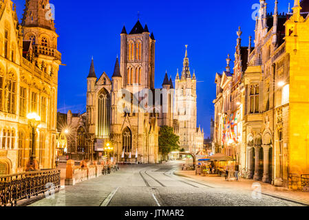 Gent, Belgien mit St. Nicholas Kirche und Belfort Tower in der Dämmerung beleuchtet Moment in Flandern. Stockfoto