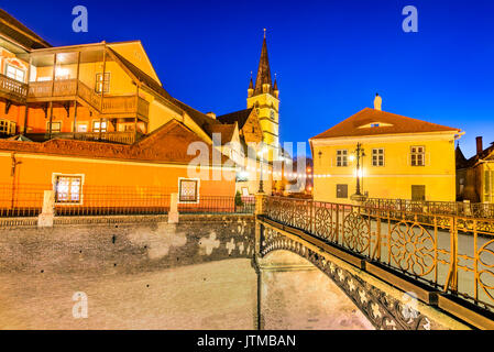 Sibiu, Rumänien. evangelischen Kathedrale und die Lügenbrücke im Zentrum von Sibiu, Siebenbürgen, europäische Kulturhauptstadt für das Jahr 2007. Stockfoto