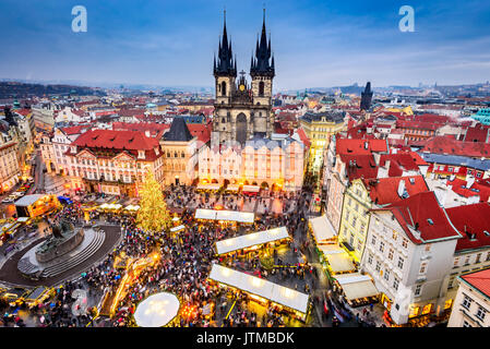 Prag, Tschechische Republik. Weihnachtsmarkt in Stare Mesto alten Platz, die Tyn Kirche, Böhmen. Stockfoto