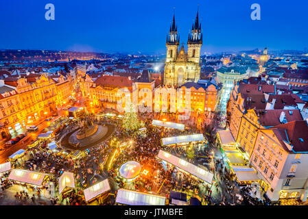 Prag, Tschechische Republik. Weihnachtsmarkt in Stare Mesto alten Platz, die Tyn Kirche, Böhmen. Stockfoto