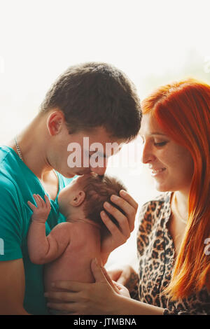 glückliche Eltern mit ihrem Neugeborenen baby Stockfoto