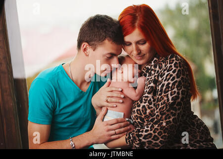 glückliche Eltern mit ihrem Neugeborenen baby Stockfoto