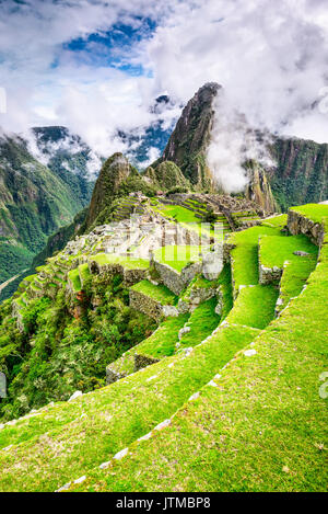 Machu Picchu in Peru mit Ruinen von Inca Empire Huaynapicchu Berg im Heiligen Tal Cusco Erbe von Südamerika. Stockfoto