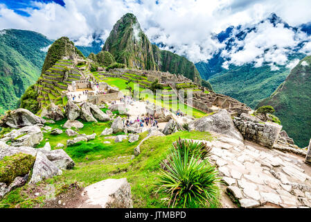 Machu Picchu in Peru mit Ruinen von Inca Empire Huaynapicchu Berg im Heiligen Tal Cusco Erbe von Südamerika. Stockfoto