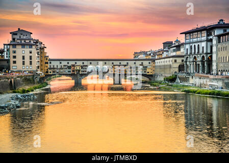 Florenz, Toskana - Ponte Vecchio, mittelalterliche Steinbogen Brücke über den Fluss Arno, Architektur der Renaissance in Italien. Stockfoto