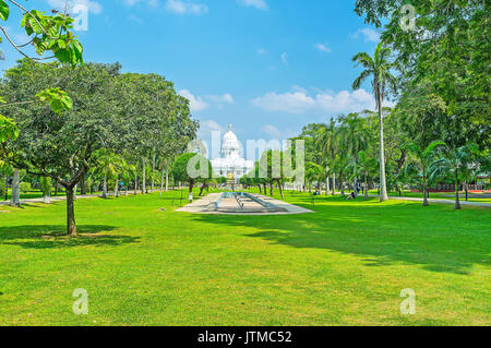 Die zentrale Gasse von Viharamahadevi Park Gesichter der riesige weiße Gebäude im Kolonialstil, das Rathaus und die Buddha Statue, Colombo, Sri Lanka. Stockfoto