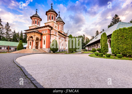 Schloss Bran, Rumänien. Atemberaubende HDR-Twilight-Bild der Dracula-Burg in Siebenbürgen, mittelalterlichen Wahrzeichen. Stockfoto