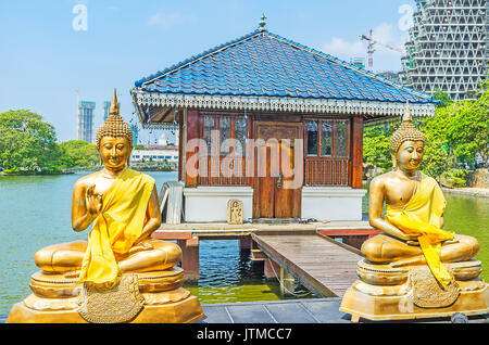 Golden Buddha Statuen und der seitlichen Plattform von Seema Malaka Tempel auf Beira Lake in Colombo, Sri Lanka. Stockfoto