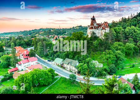 Schloss Bran, Rumänien. Atemberaubende HDR-Twilight-Bild der Dracula-Burg in Siebenbürgen, mittelalterlichen Wahrzeichen. Stockfoto