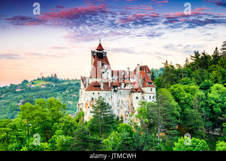 Schloss Bran, Rumänien. Atemberaubende HDR-Twilight-Bild der Dracula-Burg in Siebenbürgen, mittelalterlichen Wahrzeichen. Stockfoto