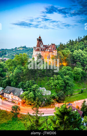 Schloss Bran, Rumänien. Atemberaubende HDR-Twilight-Bild der Dracula-Burg in Siebenbürgen, mittelalterlichen Wahrzeichen. Stockfoto