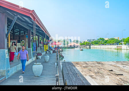 COLOMBO, Sri Lanka - Dezember 7, 2016: Pettah schwimmenden Markt in Beira See bietet unterschiedliche Waren und handgefertigten Souvenirs der lokalen Produkte, auf Dec Stockfoto