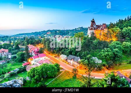 Schloss Bran, Rumänien. Atemberaubende HDR-Twilight-Bild der Dracula-Burg in Siebenbürgen, mittelalterlichen Wahrzeichen. Stockfoto