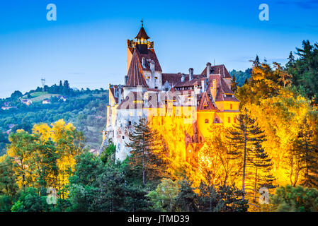 Schloss Bran, Rumänien. Atemberaubende HDR-Twilight-Bild der Dracula-Burg in Siebenbürgen, mittelalterlichen Wahrzeichen. Stockfoto