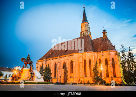 Cluj, Rumänien. Nacht Szene mit St. Michael's Church und Unirii Platz in Cluj-Napoca, Siebenbürgen. Stockfoto