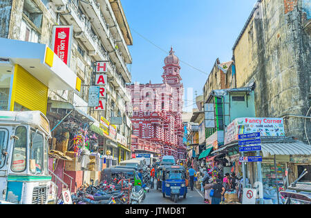 COLOMBO, Sri Lanka - 7. Dezember 2016: Die Türme und Kuppeln der Jami-Ul - Alfar Masjid Moschee (Rot), hinter den zahlreichen tuk tuks und Stände in n Stockfoto