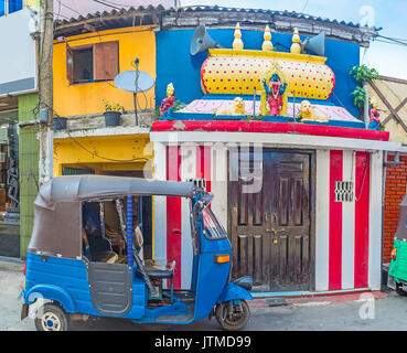 Die kleine Hinduistische Heiligtum in Meer Straße von pettah Markt, den engen Bereich mit vielen Ständen und geparkte tuk tuks, Colombo, Sri Lanka. Stockfoto