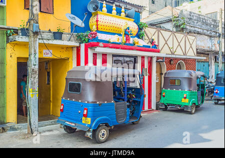 COLOMBO, Sri Lanka - 7. Dezember 2016: Die tuk tuks, geparkt Neben dem hinduistischen Heiligtum im Meer Straße, Pettah Bezirk, am 7. Dezember in Colombo, Sri Lan Stockfoto