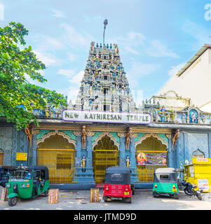 COLOMBO, Sri Lanka - 7. Dezember 2016: Die Fassade der neuen Kathiresan Tempel in Pettah Bezirk mit vielen tuk tuks, davor geparkt, auf Dezember Stockfoto