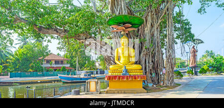 Die goldene Statue von meditierenden Buddha von Sri Gangathilaka Purana Viharaya Tempel auf der Bank von Hamilton's Kanal in Wattala Vorort von Colombo, S Stockfoto