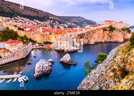 Dubrovnik, Kroatien. Tolle Nacht Blick auf die Altstadt von Ragusa aus der Festung Lovrijenac. Stockfoto