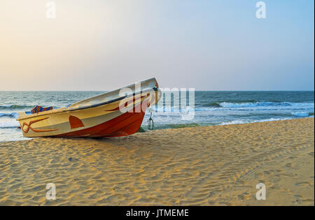 Entspannen Sie sich am Abend am Strand und genießen Sie die malerische Natur und die Fischerboote auf dem Sand, Negombo, Sri Lanka. Stockfoto