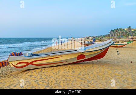 NEGOMBO, SRI LANKA - 7. Dezember 2016: Die Küste des Indischen Ozeans in Negombo Resort mit Fischerbooten am Strand, am 7. Dezember in Negombo, Sri Lank Stockfoto