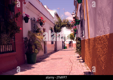 Straße. Schönen spanischen Haus. Blumen und Bäumen. Stockfoto