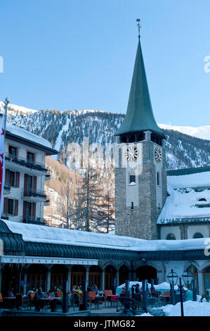 Eine Außenansicht der Pfarrkirche St. Mauritius, Zermatt, Schweiz Stockfoto